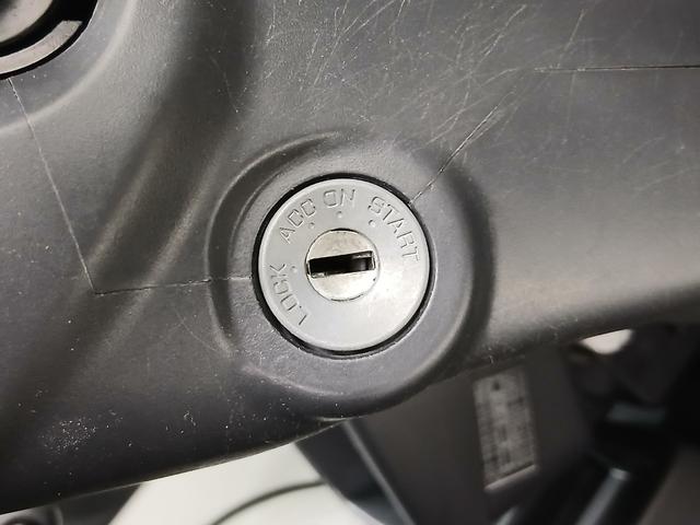 スクラムトラック ＫＣエアコン・パワステ　修復歴なし　純正オーディオ（ＦＭ／ＡＭ）　ＡＴ（３速）　４ＷＤ　手動ミラー　Ｗエアバッグ　ＡＢＳ　マニュアルエアコン　ハロゲンヘッドライト　パワーステアリング　板カギ　マット　バイザー　工具（32枚目）