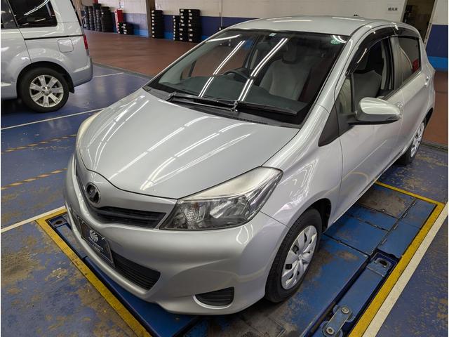 ヴィッツ Ｆ　キーレス　ＡＢＳ　電動格納ドアミラー　パワーウィンド　ＣＤオーディオ　運転席シートリフター　ＵＶカットガラス　プライバシーガラス　ＬＥＤリアコンビネーションランプ　アクセサリーソケット　パニティミラー（8枚目）