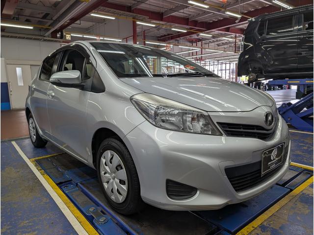 ヴィッツ Ｆ　キーレス　ＡＢＳ　電動格納ドアミラー　パワーウィンド　ＣＤオーディオ　運転席シートリフター　ＵＶカットガラス　プライバシーガラス　ＬＥＤリアコンビネーションランプ　アクセサリーソケット　パニティミラー（9枚目）