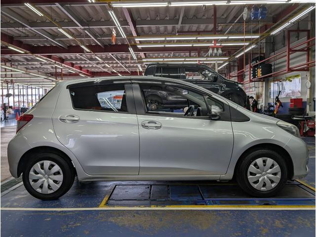 ヴィッツ Ｆ　キーレス　ＡＢＳ　電動格納ドアミラー　パワーウィンド　ＣＤオーディオ　運転席シートリフター　ＵＶカットガラス　プライバシーガラス　ＬＥＤリアコンビネーションランプ　アクセサリーソケット　パニティミラー（10枚目）