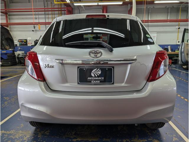 ヴィッツ Ｆ　キーレス　ＡＢＳ　電動格納ドアミラー　パワーウィンド　ＣＤオーディオ　運転席シートリフター　ＵＶカットガラス　プライバシーガラス　ＬＥＤリアコンビネーションランプ　アクセサリーソケット　パニティミラー（11枚目）