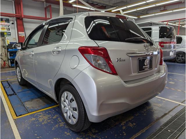 ヴィッツ Ｆ　キーレス　ＡＢＳ　電動格納ドアミラー　パワーウィンド　ＣＤオーディオ　運転席シートリフター　ＵＶカットガラス　プライバシーガラス　ＬＥＤリアコンビネーションランプ　アクセサリーソケット　パニティミラー（12枚目）