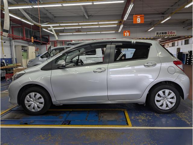 ヴィッツ Ｆ　キーレス　ＡＢＳ　電動格納ドアミラー　パワーウィンド　ＣＤオーディオ　運転席シートリフター　ＵＶカットガラス　プライバシーガラス　ＬＥＤリアコンビネーションランプ　アクセサリーソケット　パニティミラー（14枚目）