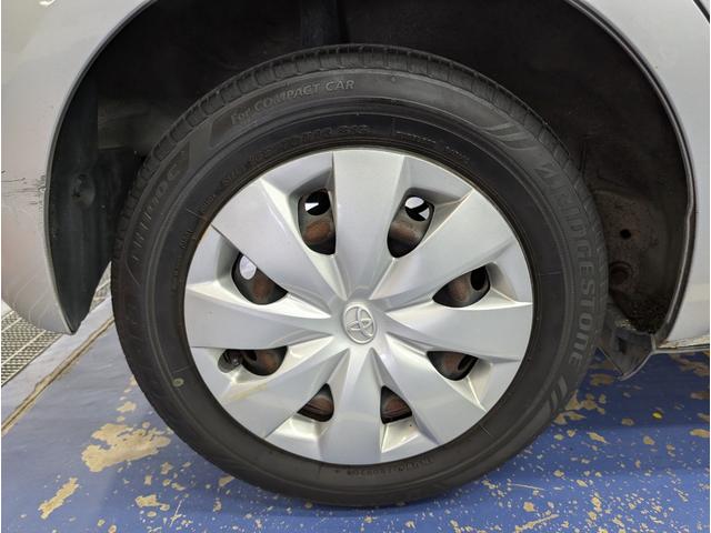 ヴィッツ Ｆ　キーレス　ＡＢＳ　電動格納ドアミラー　パワーウィンド　ＣＤオーディオ　運転席シートリフター　ＵＶカットガラス　プライバシーガラス　ＬＥＤリアコンビネーションランプ　アクセサリーソケット　パニティミラー（18枚目）