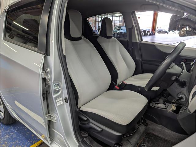 ヴィッツ Ｆ　キーレス　ＡＢＳ　電動格納ドアミラー　パワーウィンド　ＣＤオーディオ　運転席シートリフター　ＵＶカットガラス　プライバシーガラス　ＬＥＤリアコンビネーションランプ　アクセサリーソケット　パニティミラー（22枚目）