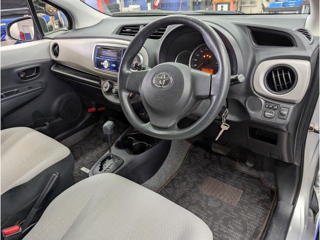 ヴィッツ Ｆ　キーレス　ＡＢＳ　電動格納ドアミラー　パワーウィンド　ＣＤオーディオ　運転席シートリフター　ＵＶカットガラス　プライバシーガラス　ＬＥＤリアコンビネーションランプ　アクセサリーソケット　パニティミラー（23枚目）