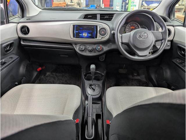 ヴィッツ Ｆ　キーレス　ＡＢＳ　電動格納ドアミラー　パワーウィンド　ＣＤオーディオ　運転席シートリフター　ＵＶカットガラス　プライバシーガラス　ＬＥＤリアコンビネーションランプ　アクセサリーソケット　パニティミラー（27枚目）