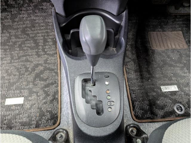 ヴィッツ Ｆ　キーレス　ＡＢＳ　電動格納ドアミラー　パワーウィンド　ＣＤオーディオ　運転席シートリフター　ＵＶカットガラス　プライバシーガラス　ＬＥＤリアコンビネーションランプ　アクセサリーソケット　パニティミラー（32枚目）