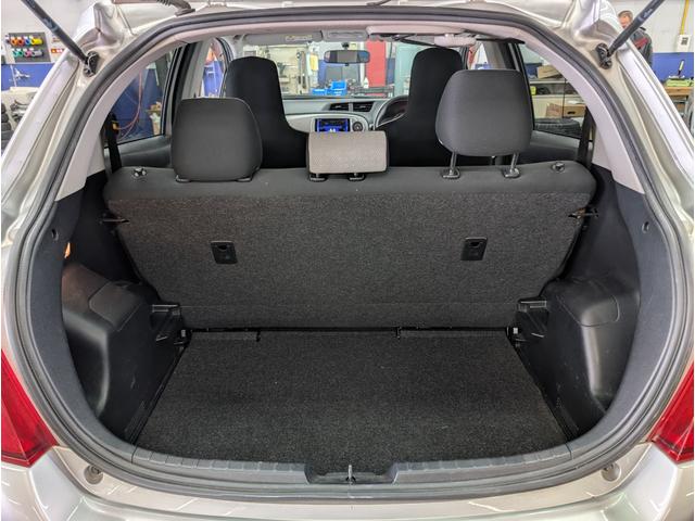 ヴィッツ Ｆ　キーレス　ＡＢＳ　電動格納ドアミラー　パワーウィンド　ＣＤオーディオ　運転席シートリフター　ＵＶカットガラス　プライバシーガラス　ＬＥＤリアコンビネーションランプ　アクセサリーソケット　パニティミラー（37枚目）