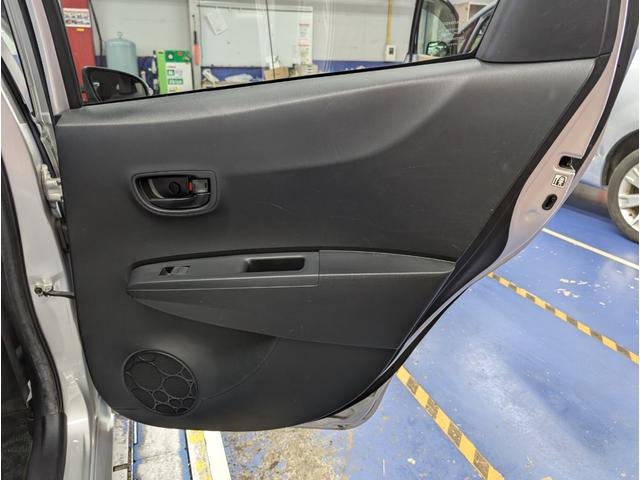 ヴィッツ Ｆ　キーレス　ＡＢＳ　電動格納ドアミラー　パワーウィンド　ＣＤオーディオ　運転席シートリフター　ＵＶカットガラス　プライバシーガラス　ＬＥＤリアコンビネーションランプ　アクセサリーソケット　パニティミラー（43枚目）