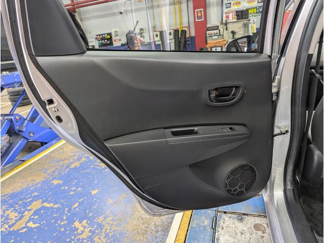 ヴィッツ Ｆ　キーレス　ＡＢＳ　電動格納ドアミラー　パワーウィンド　ＣＤオーディオ　運転席シートリフター　ＵＶカットガラス　プライバシーガラス　ＬＥＤリアコンビネーションランプ　アクセサリーソケット　パニティミラー（44枚目）