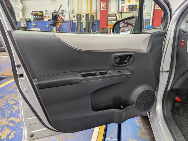 ヴィッツ Ｆ　キーレス　ＡＢＳ　電動格納ドアミラー　パワーウィンド　ＣＤオーディオ　運転席シートリフター　ＵＶカットガラス　プライバシーガラス　ＬＥＤリアコンビネーションランプ　アクセサリーソケット　パニティミラー（46枚目）