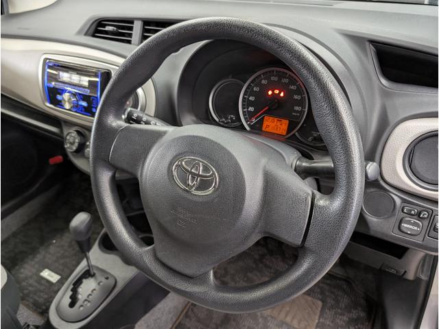 ヴィッツ Ｆ　キーレス　ＡＢＳ　電動格納ドアミラー　パワーウィンド　ＣＤオーディオ　運転席シートリフター　ＵＶカットガラス　プライバシーガラス　ＬＥＤリアコンビネーションランプ　アクセサリーソケット　パニティミラー（48枚目）