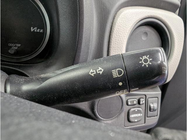 ヴィッツ Ｆ　キーレス　ＡＢＳ　電動格納ドアミラー　パワーウィンド　ＣＤオーディオ　運転席シートリフター　ＵＶカットガラス　プライバシーガラス　ＬＥＤリアコンビネーションランプ　アクセサリーソケット　パニティミラー（49枚目）
