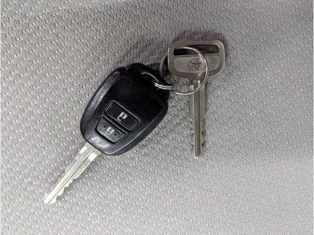 ヴィッツ Ｆ　キーレス　ＡＢＳ　電動格納ドアミラー　パワーウィンド　ＣＤオーディオ　運転席シートリフター　ＵＶカットガラス　プライバシーガラス　ＬＥＤリアコンビネーションランプ　アクセサリーソケット　パニティミラー（59枚目）