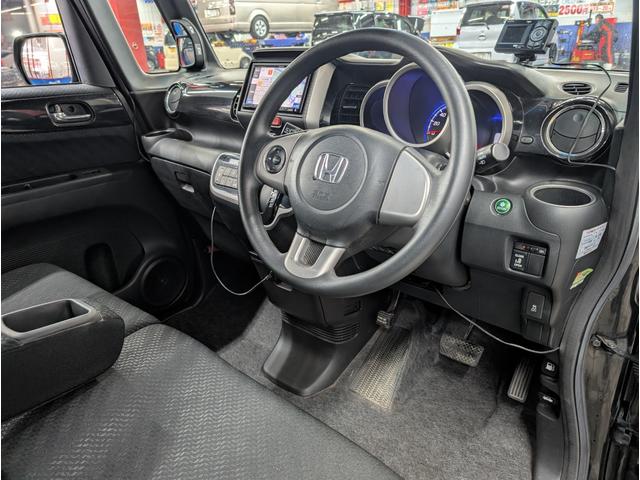 Ｎ－ＢＯＸカスタム Ｇ・Ｌパッケージ　左側パワースライドドア　右側イージークローザー　トラクションコントロール　電動格納ドアミラー　ステアリングリモコン　メモリーナビ　フルセグＴＶ　ＥＴＣ　前後ドライブレコーダー　レーダー探知機（22枚目）