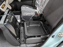 助手席下の収納スペースです。あまり使用しないものを入れておくにも便利！