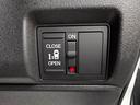 左側パワースライドドアです♪スマートキーや運転席のスイッチで助手席側後席のスライドドアの開閉が可能♪電動だから力を入れてドアを開ける必要が無く、小さなお子様でも簡単に開け閉めでき快適です♪