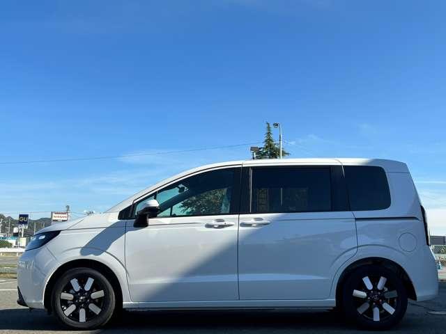 フリード ｅ：ＨＥＶエアー　ＥＸ　登録済未使用車　ホンダセンシング　ブラインドスポットインフォメーション　Ｈｏｎｄａ　ＣＮＮＥＣＴ　運転席＆助手席シートヒーター　リアクーラー　ＵＳＢチャージャー　本革巻ステアリングホイール（8枚目）