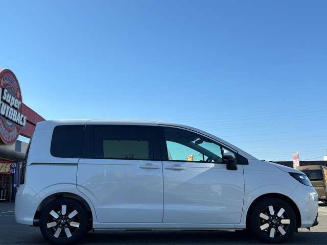 フリード ｅ：ＨＥＶエアー　ＥＸ　登録済未使用車　ホンダセンシング　ブラインドスポットインフォメーション　Ｈｏｎｄａ　ＣＮＮＥＣＴ　運転席＆助手席シートヒーター　リアクーラー　ＵＳＢチャージャー　本革巻ステアリングホイール（12枚目）