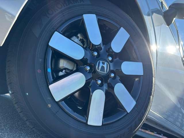 フリード ｅ：ＨＥＶエアー　ＥＸ　登録済未使用車　ホンダセンシング　ブラインドスポットインフォメーション　Ｈｏｎｄａ　ＣＮＮＥＣＴ　運転席＆助手席シートヒーター　リアクーラー　ＵＳＢチャージャー　本革巻ステアリングホイール（16枚目）