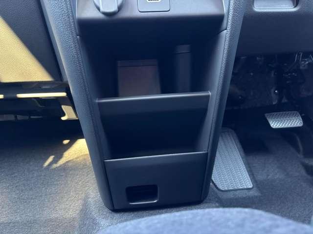 フリード ｅ：ＨＥＶエアー　ＥＸ　登録済未使用車　ホンダセンシング　ブラインドスポットインフォメーション　Ｈｏｎｄａ　ＣＮＮＥＣＴ　運転席＆助手席シートヒーター　リアクーラー　ＵＳＢチャージャー　本革巻ステアリングホイール（35枚目）