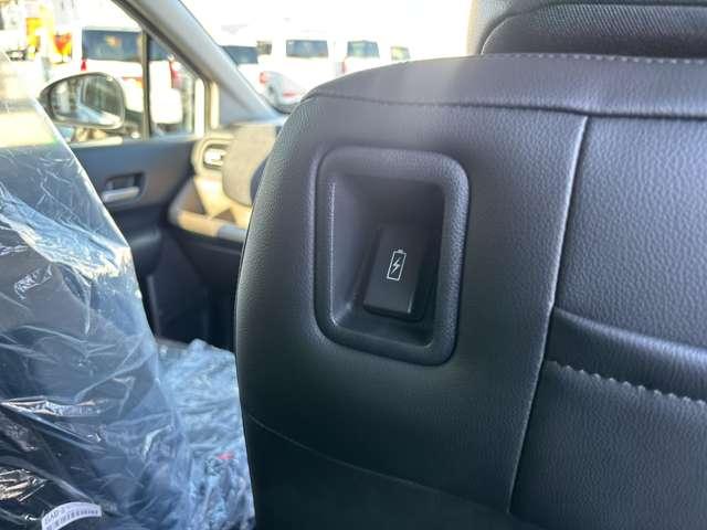 フリード ｅ：ＨＥＶエアー　ＥＸ　登録済未使用車　ホンダセンシング　ブラインドスポットインフォメーション　Ｈｏｎｄａ　ＣＮＮＥＣＴ　運転席＆助手席シートヒーター　リアクーラー　ＵＳＢチャージャー　本革巻ステアリングホイール（44枚目）