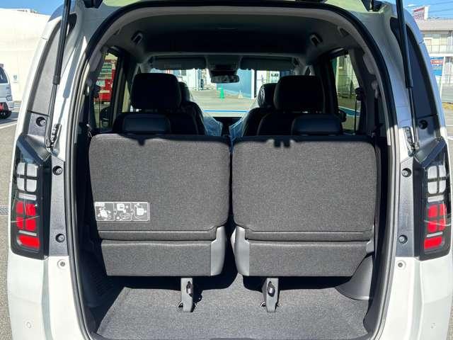 フリード ｅ：ＨＥＶエアー　ＥＸ　登録済未使用車　ホンダセンシング　ブラインドスポットインフォメーション　Ｈｏｎｄａ　ＣＮＮＥＣＴ　運転席＆助手席シートヒーター　リアクーラー　ＵＳＢチャージャー　本革巻ステアリングホイール（52枚目）