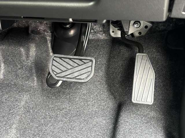 スペーシアカスタム ハイブリッドＸＳターボ　届出済未使用車　スズキセーフティサポート　パドルシフト　スリムサーキュレーター　両側パワースライドドア　ステアリングヒーター　運転席・助手席シートヒーター　本革巻ステアリングホイール　１５インチアルミ（30枚目）