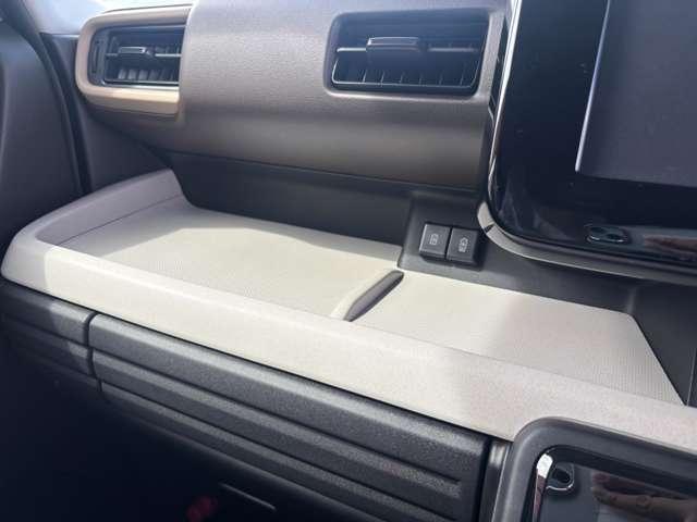 スペーシア ハイブリッドＸ　届出済未使用車　スズキセーフティサポート　リモート格納ドアミラー　スリムサーキュレーター　両側パワースライドドア　ロールサンシェード　運転席・助手席シートヒーター　パーソナルテーブル（31枚目）