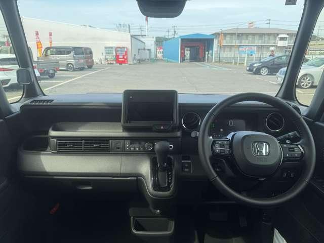 Ｎ－ＢＯＸカスタム ターボ　届出済未使用車　ホンダセンシング　両側パワースライドドア　フルＬＥＤヘッドライト　１５インチアルミホイール　本革巻ステアリングホイール　シートバックテーブル　リアセンターアームレスト　前席シートヒータ（7枚目）