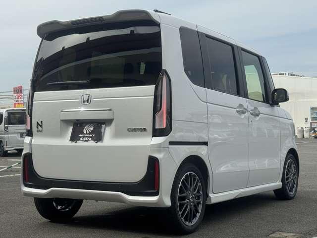 Ｎ－ＢＯＸカスタム ターボ　届出済未使用車　ホンダセンシング　両側パワースライドドア　フルＬＥＤヘッドライト　１５インチアルミホイール　本革巻ステアリングホイール　シートバックテーブル　リアセンターアームレスト　前席シートヒータ（8枚目）