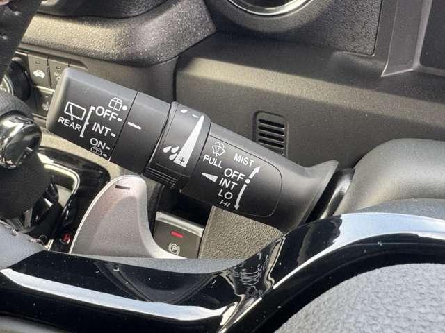 Ｎ－ＢＯＸカスタム ターボ　届出済未使用車　ホンダセンシング　両側パワースライドドア　フルＬＥＤヘッドライト　１５インチアルミホイール　本革巻ステアリングホイール　シートバックテーブル　リアセンターアームレスト　前席シートヒータ（16枚目）