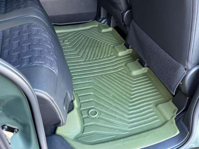 ��ȎԎ��p�݌v�t���A�}�b�g�𑕔���