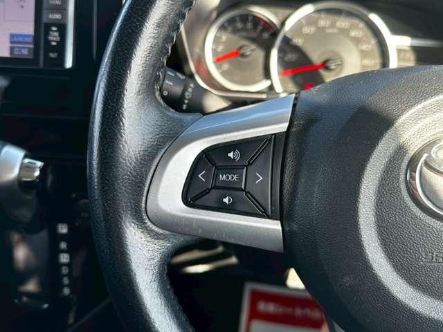 �X�e�A�����O�����ɂ́A�I�[�f�B�I���삪�o����X�e�A�����O�X�C�b�`����������Ă���܂����킴�킴�A�i�r�𑀍삵�Ȃ��Ă��A���ʒ��߂�g���b�N�I�𓙂̊ȈՑ��삪���茳�ŏo���܂���