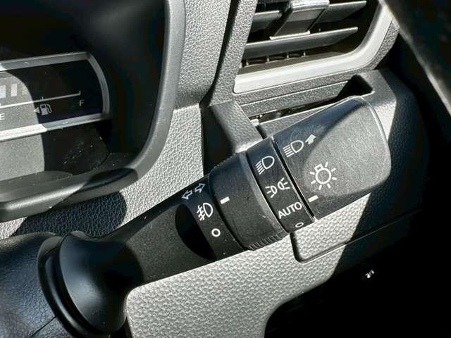 �X�e�A�����O�E���ɂ́A�I�[�g���C�g���샌�o�[�𑕔���