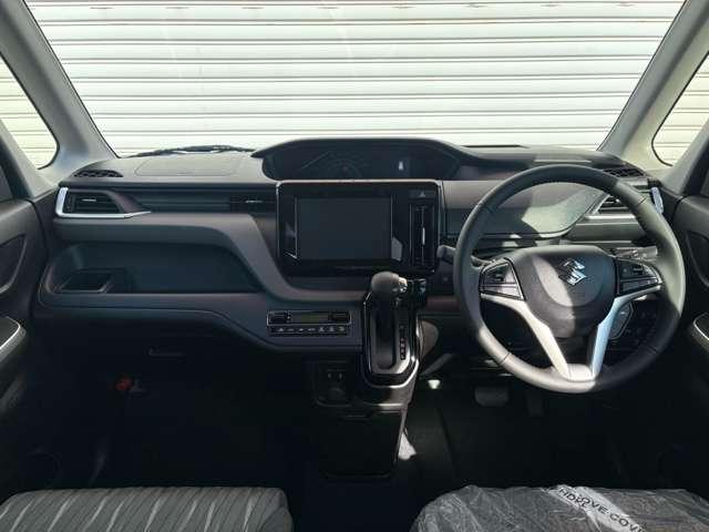 �I�[�f�B�I�̎�t�ʒu�����₷���ꏊ�ɂ���A���̑��̃X�C�b�`�ނ��^�]�҂����삵�Ղ��l�ɔz�u����Ă��܂��B