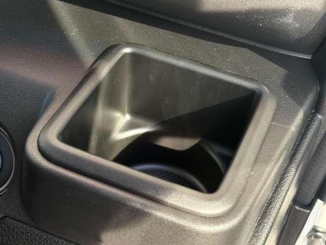 �^�]�ȁB����ȃh�����N�z���_�[�𑕔���