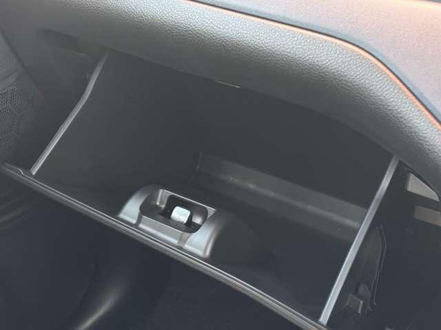 �O���[�u�{�b�N�X�͑�^�ł�������Ǝ��[�ł���X�y�[�X���������܂���