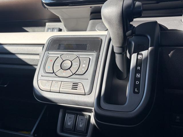 �_�b�V���{�[�h�ɔz�u���ꂽ�V�t�g���o�[�̓V�t�g���o�[�����܂�ז��ɂȂ�Ȃ��ʒu�ɂ���̂ō��ȊԂ̈ړ����y�ɏo���A���ɏ���ȑ���������~�肵�₷���Ȃ�̂ŁA�������ԏ�ȂǂɂƂĂ��֗��ł���