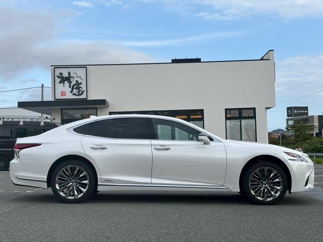 LS LS500h Iパッケージ 衝突被害軽減ブレーキ サンルーフ 純正ナビ 全方位カメラ ETC 黒本革シート パワーシート シートヒーター シートベンチレーション 20インチアルミ 電動トランク スマートキー2本 カードキー1本(20枚目)