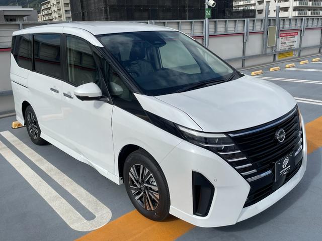 セレナ e-パワー ハイウェイスターV 新車 日産コネクトナビ アラウンドビューモニター ETC2.0 SOSコール ホットプラスパッケージ LEDヘッド 防水シート インテリジェントルームミラー プロパイロットパーキング ワイヤレス充電(6枚目)