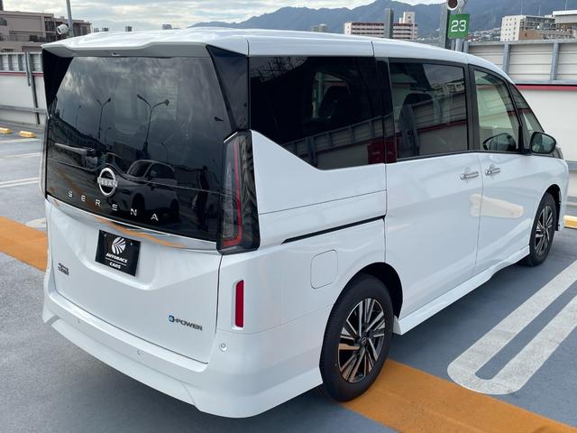 セレナ e-パワー ハイウェイスターV 新車 日産コネクトナビ アラウンドビューモニター ETC2.0 SOSコール ホットプラスパッケージ LEDヘッド 防水シート インテリジェントルームミラー プロパイロットパーキング ワイヤレス充電(8枚目)