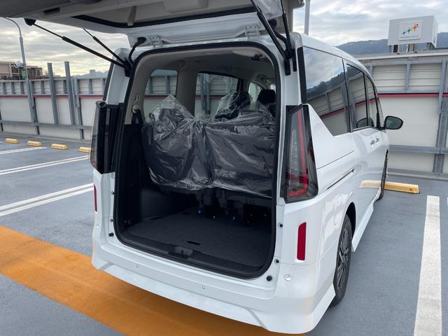 セレナ e-パワー ハイウェイスターV 新車 日産コネクトナビ アラウンドビューモニター ETC2.0 SOSコール ホットプラスパッケージ LEDヘッド 防水シート インテリジェントルームミラー プロパイロットパーキング ワイヤレス充電(76枚目)