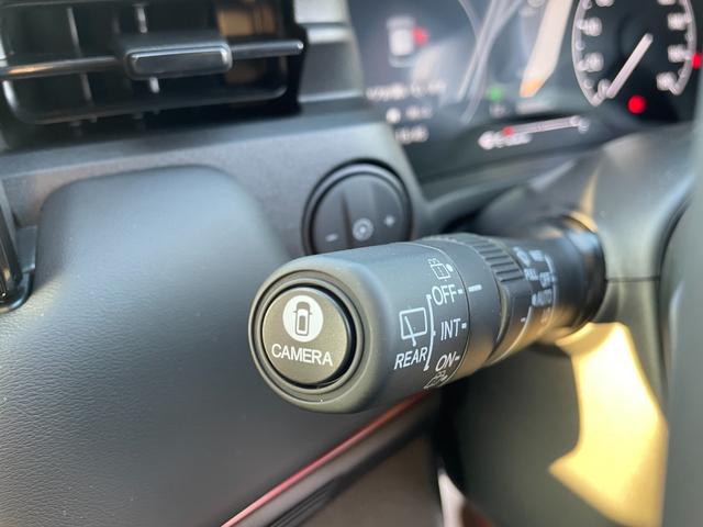 �^�]���̎��E���ӂ̌��₷���ʒu�ɁA���[�^�[��f�B�X�v���[�����C�A�E�g�B�X�C�b�`�ނ͒����p������������R�Ɏ肪�͂��ʒu�ɔz�u����A�����⓮��̗����f���؂�Ȃ��A�X�g���X�t���[�Ŕ������^�]���삪�ł��܂�