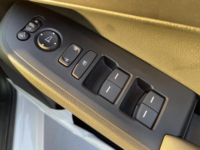 �X�C�b�`����Ńp�[�L���O�u���[�L���I���^�I�t�ł���d�q����p�[�L���O�u���[�L�A��~���Ƀu���[�L�y�_�����瑫�𗣂��Ă��A�Ԃ����̒�~��Ԃ�ێ����Ă����I�[�g�u���[�L�z�[���h�𑕔����Ă��܂���