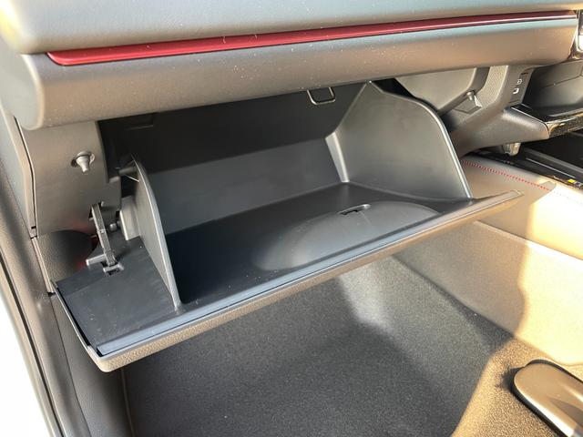 �p���[�e�[���Q�[�g�𑕔����Ă��܂���L�[���X�G���g���[�V�X�e���A�^�]�Ȃɂ���p���[�e�[���Q�[�g�{�^���A�e�[���Q�[�g�n���h����n���Y�t���[�@�\���g���āA�p���[�e�[���Q�[�g�������ŊJ���邱�Ƃ��ł��܂��B