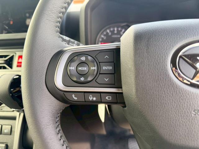 ステアリング左側には、オーディオ操作が出来るステアリングスイッチが装着されております☆わざわざ、ナビを操作しなくても、音量調節やトラック選択等の簡易操作がお手元で出来ます♪