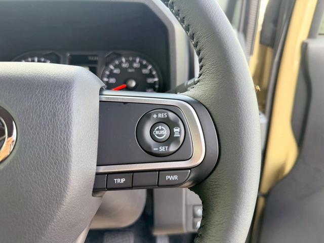 ステアリング右側には、アダプティブクルーズコントロール機能が搭載されており、設定した車間距離を適切に保ちながら加速・減速、さらに停止まで自動追従してくれるので、渋滞や長旅での走行を快適にしてくれます☆