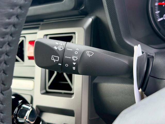 ステアリング左奥には、ワイパー操作レバーを装備☆